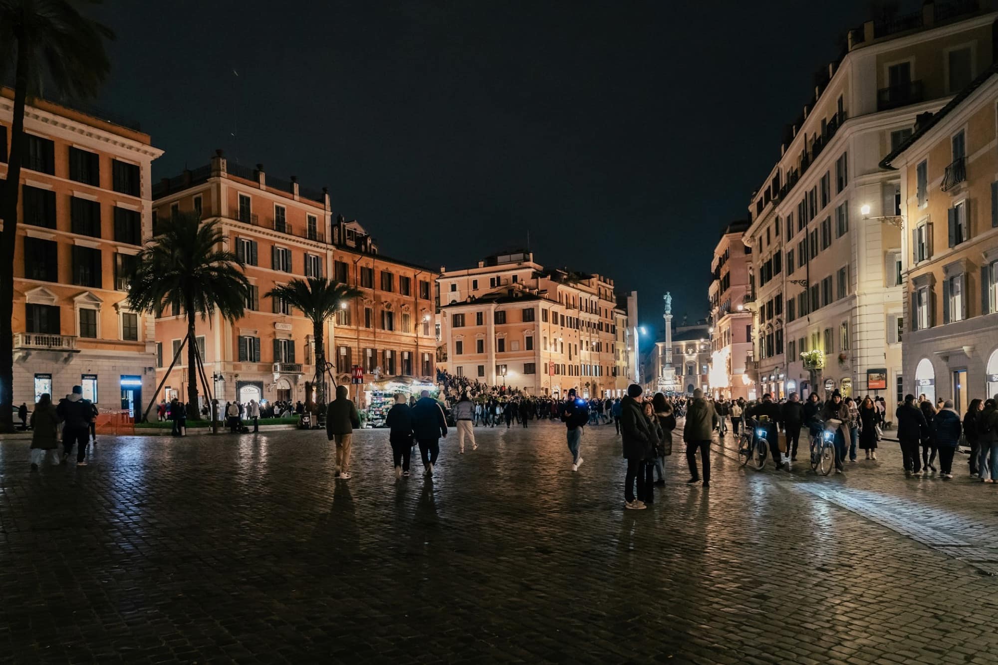 Piazza di Spagna animée à la nuit tombée