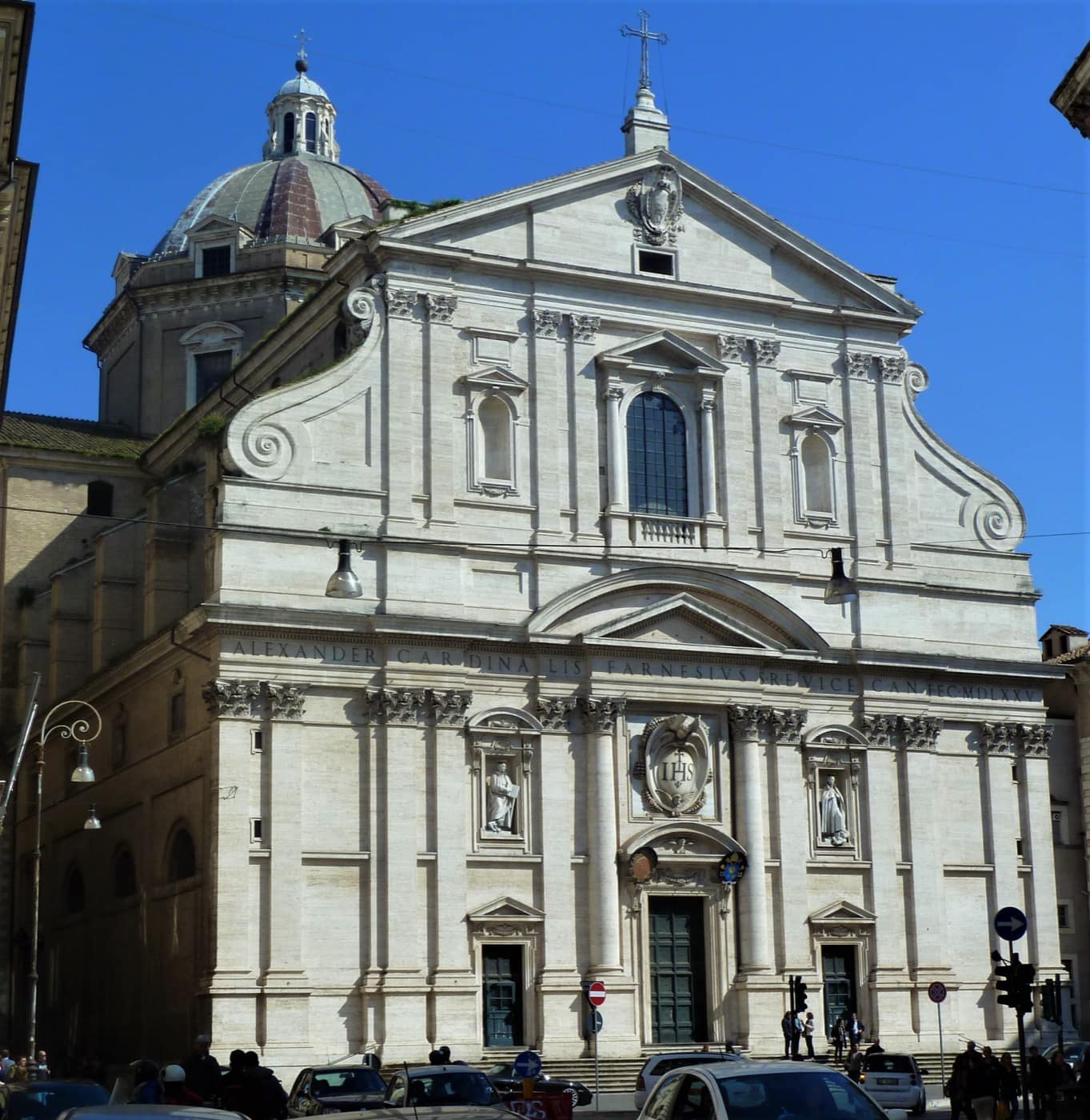 Il Gesù, de la façade au plafond du Baciccia.