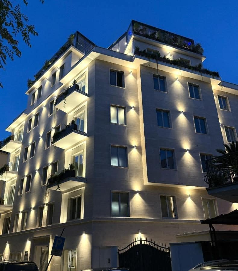La façade, la nuit. © J Maluni City Hotel