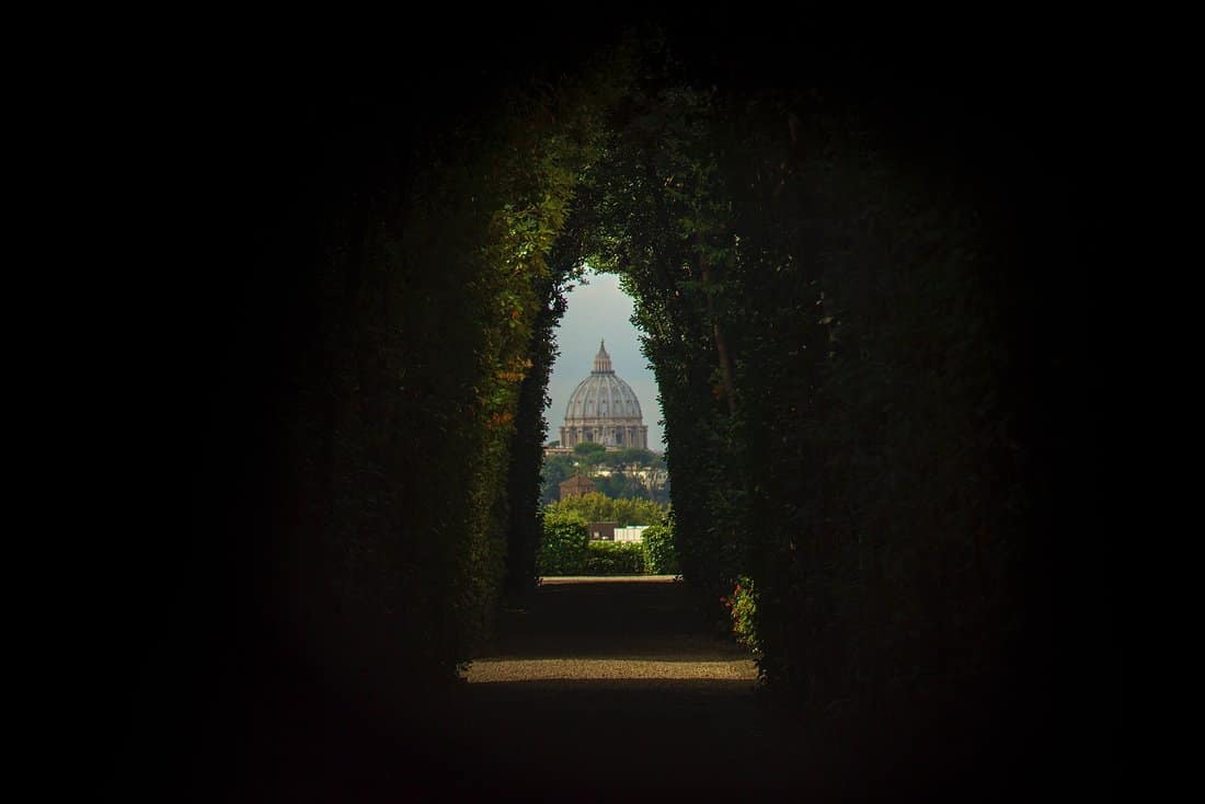 Le jardin des Orangers de l'Aventin, son allée de pins et le trou de serrure de Malte cadrant Saint-Pierre.