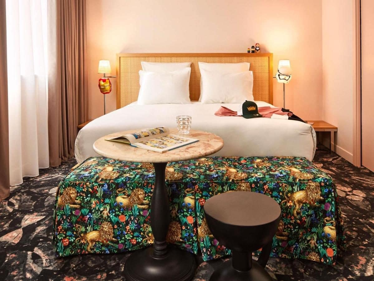 Une chambre, tissus fleuris. © Mama Shelter Roma