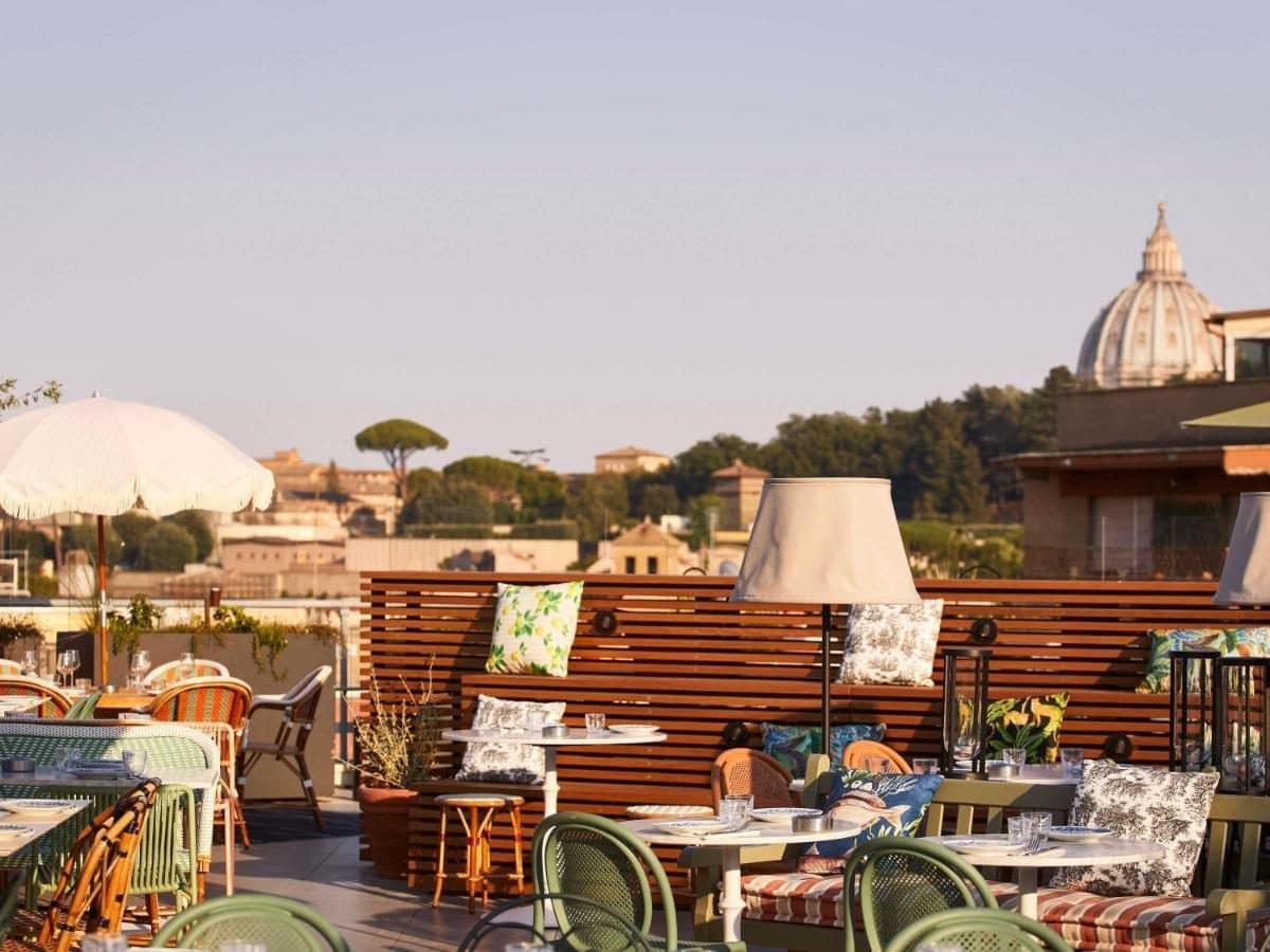 Le rooftop, vue sur la coupole Saint-Pierre. © Mama Shelter Roma