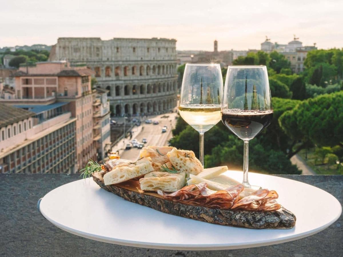 Un apéritif sur le toit, face au Colisée. © Mercure Roma Centro Colosseo