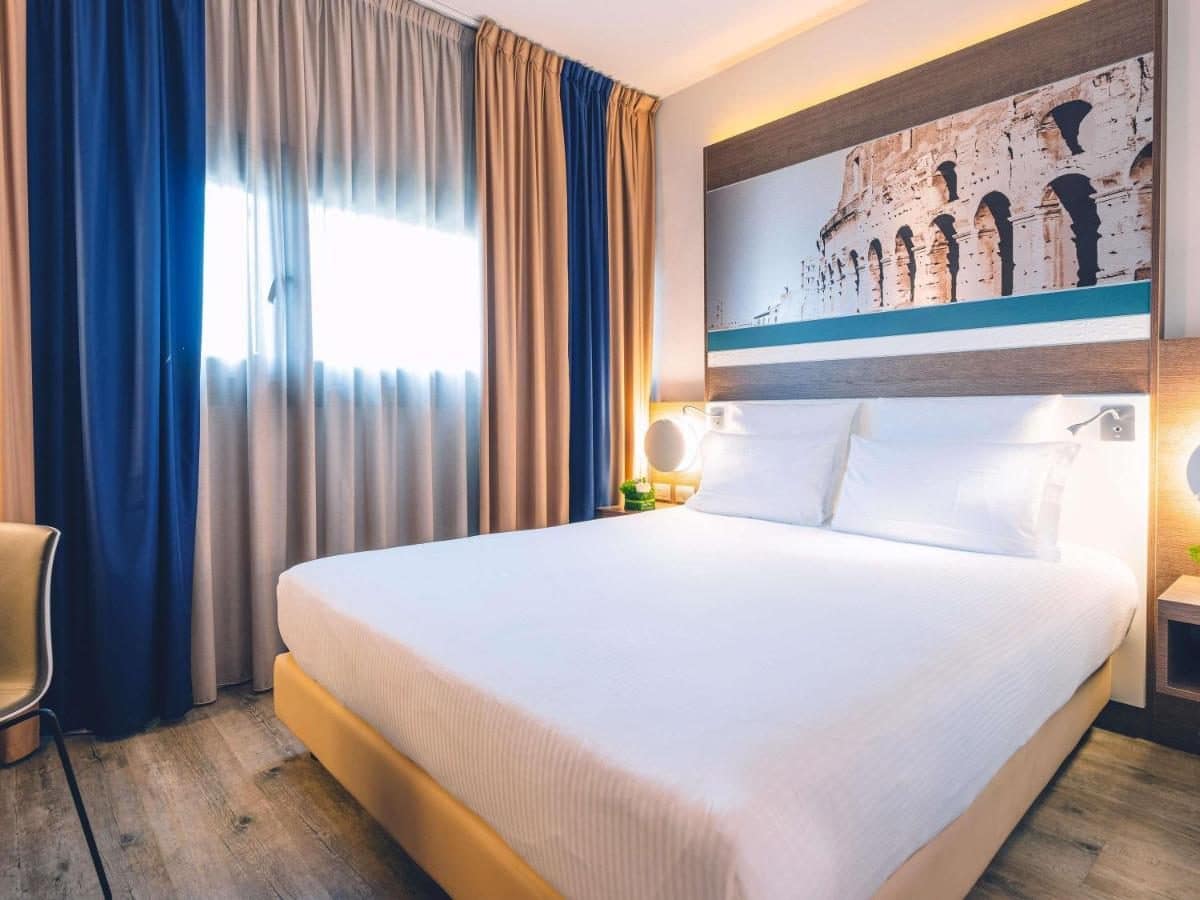 Une chambre, tête de lit sur le Colisée. © Mercure Roma Centro Colosseo