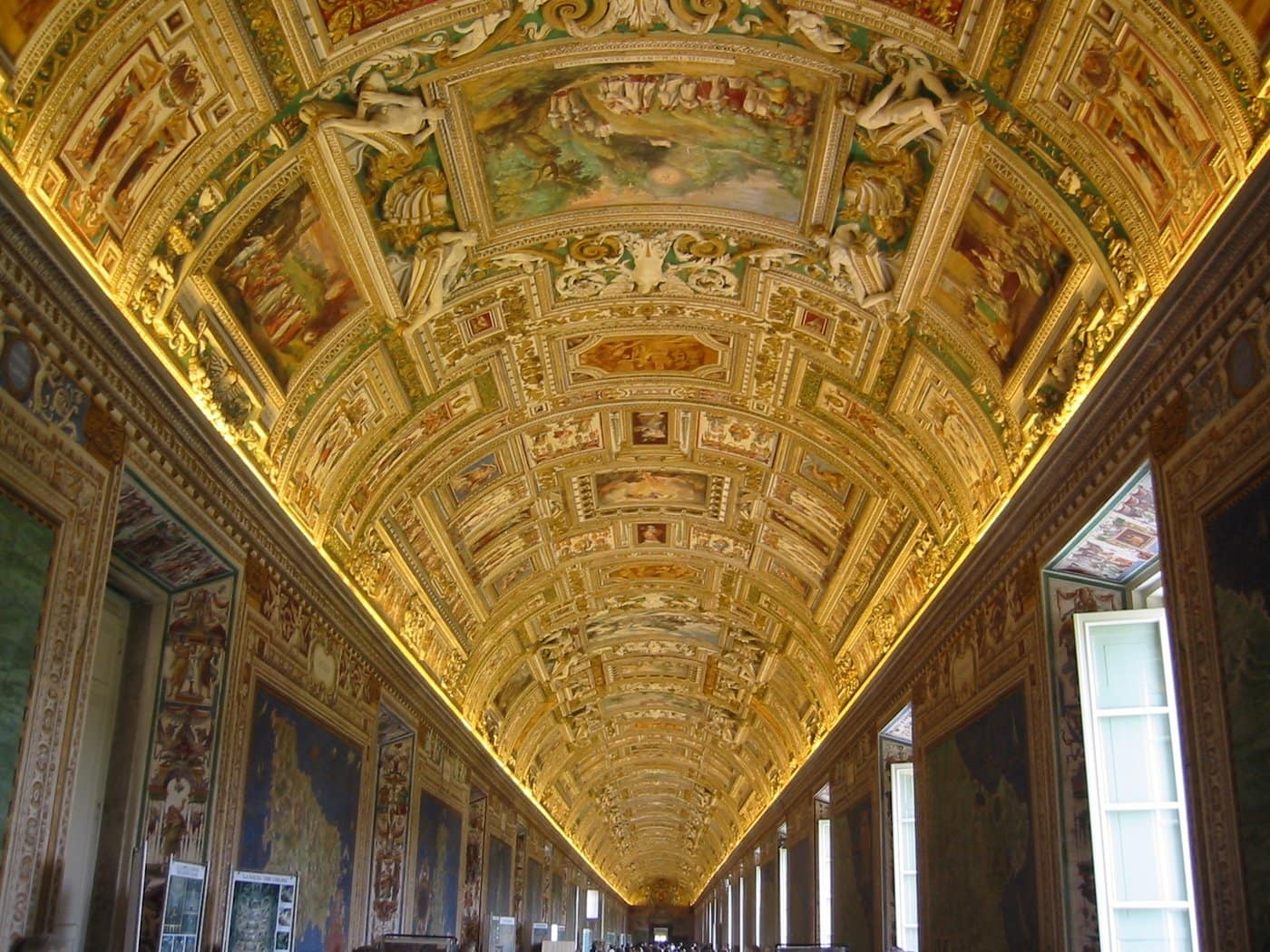 Les musées du Vatican : l'escalier de Bramante, la galerie des Cartes et « L'École d'Athènes » de Raphaël.