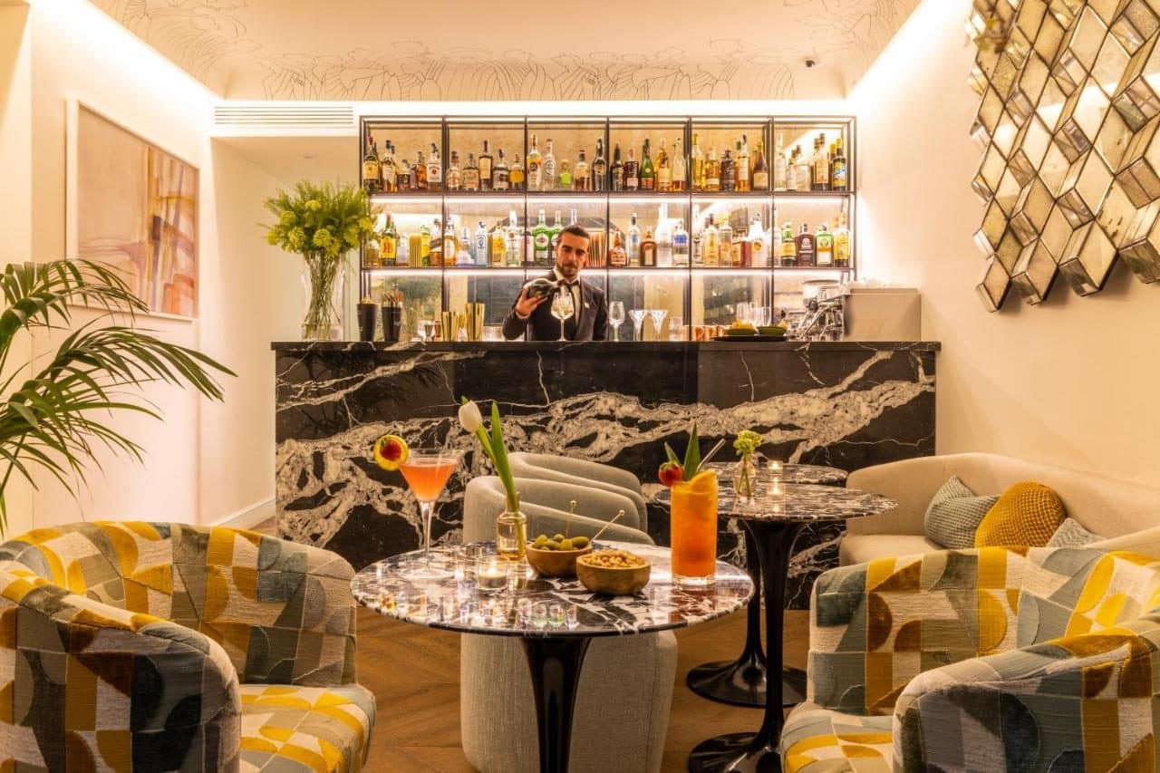 Le bar, comptoir de marbre. © Nerva Boutique Hotel