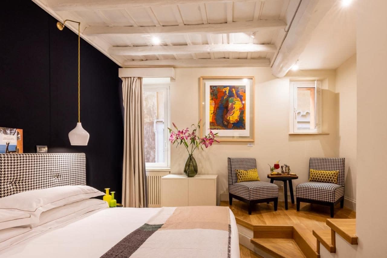 Une chambre, tons chauds. © Nerva Boutique Hotel