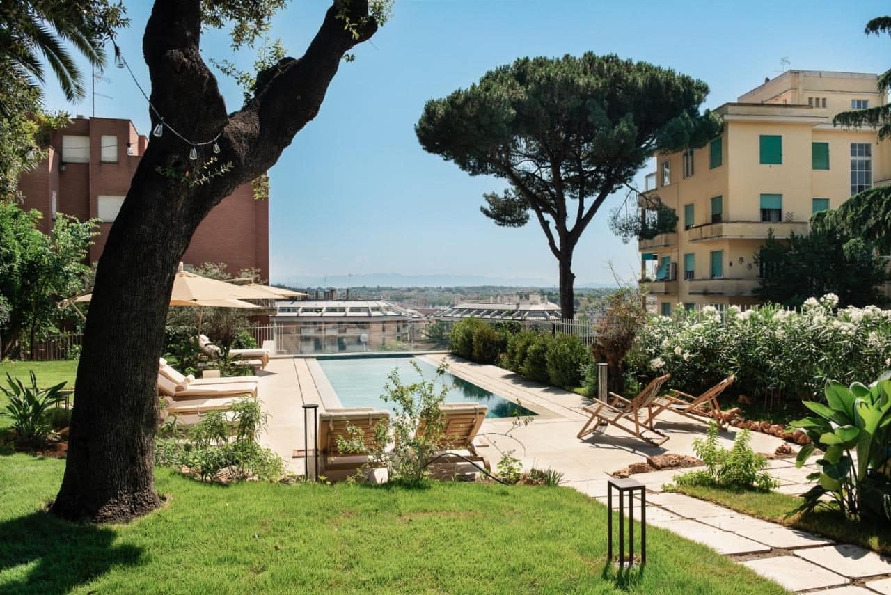 Le jardin, un pin parasol et Rome au loin. © Nus Hotel Poerio