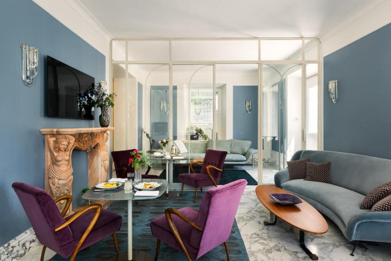 Un salon, mobilier contemporain. © Nus Hotel Poerio