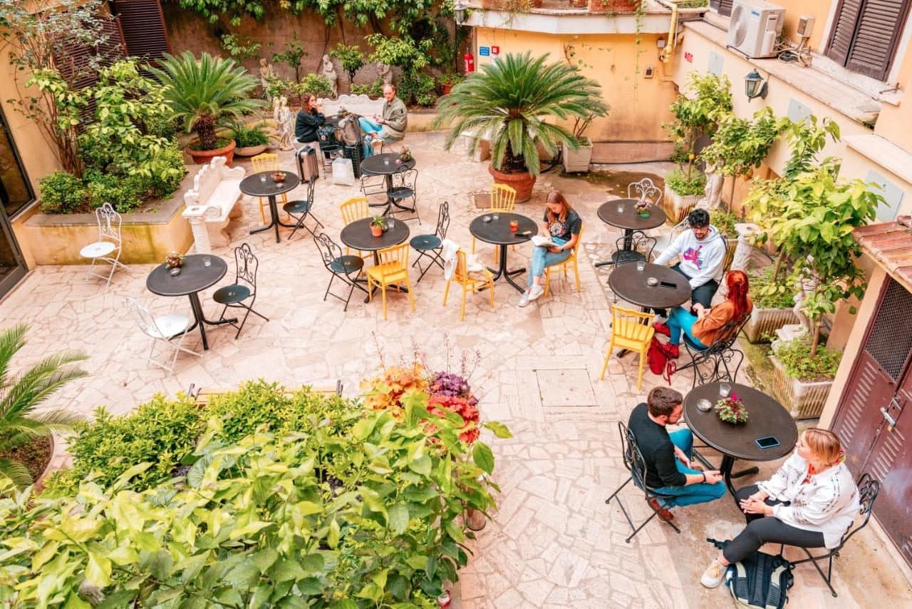 Le jardin et ses tables. © Ostello Bello Roma Colosseo