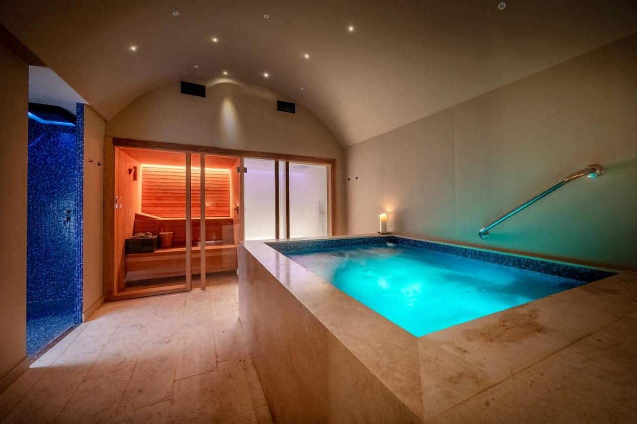 Le bassin intérieur du spa. © Palazzo Dama