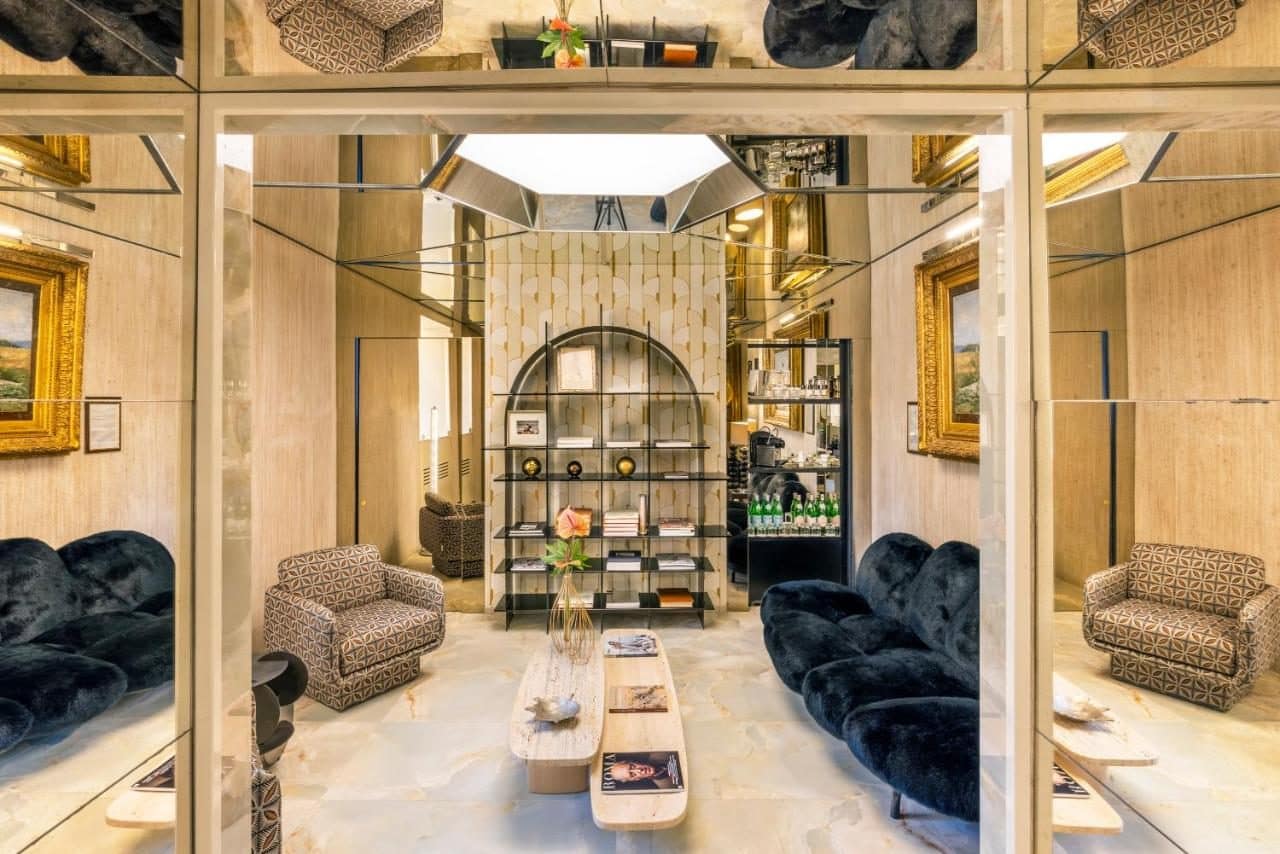 Un salon, velours et bibliothèque. © Hotel Palazzo Manfredi