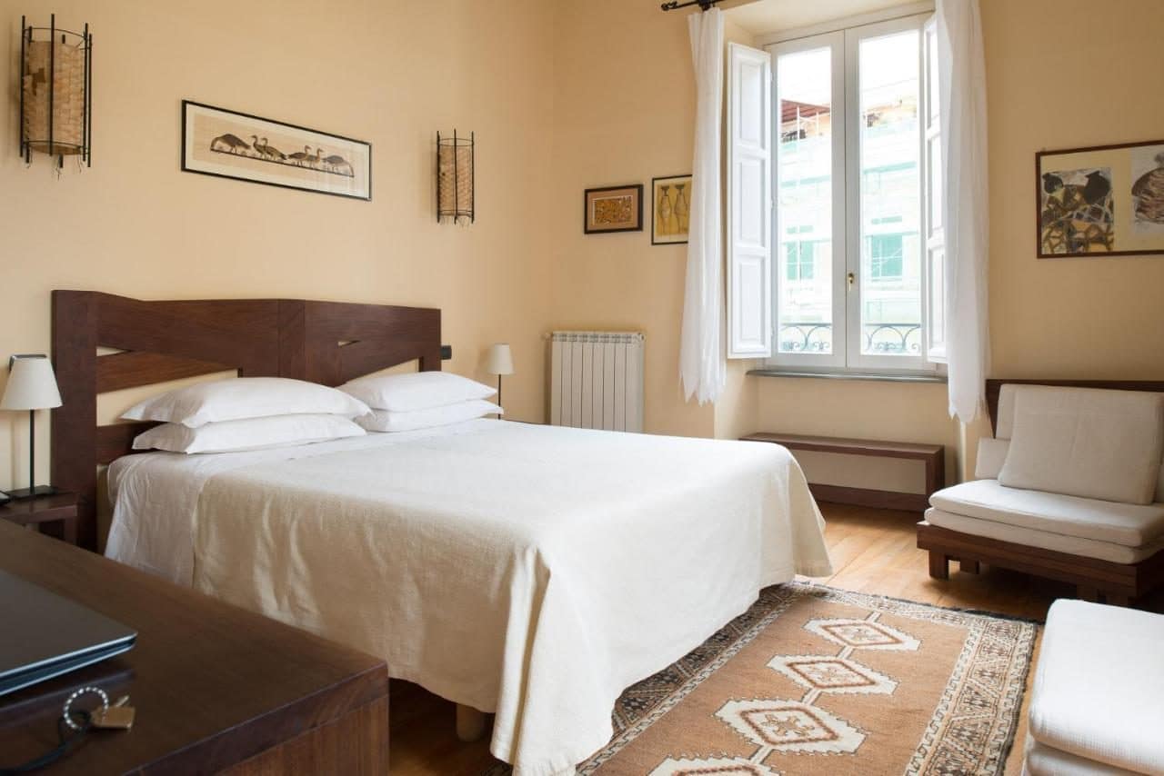 Une chambre, mobilier classique. © Palm Gallery Hotel