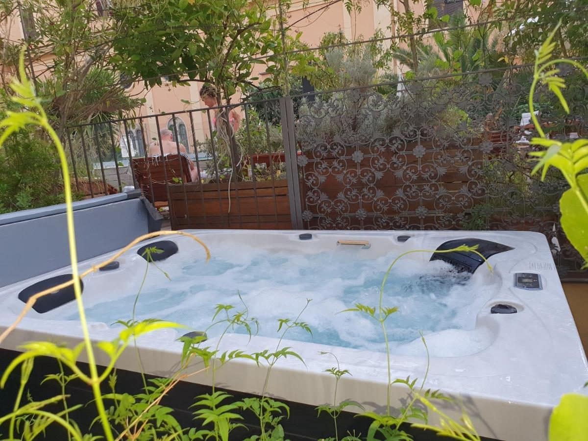 Le bain à remous, au jardin. © Palm Gallery Hotel