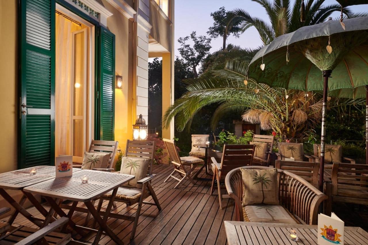 La terrasse plantée, entre palmiers. © Palm Gallery Hotel