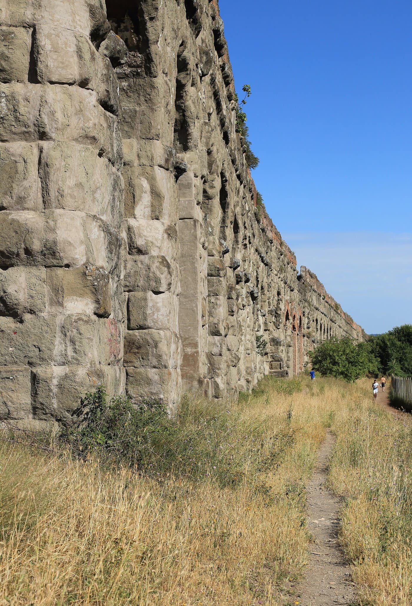Le parc des Aqueducs : les arches de l'Aqua Claudia et le mur de l'Aqua Felice, de jour comme au crépuscule.