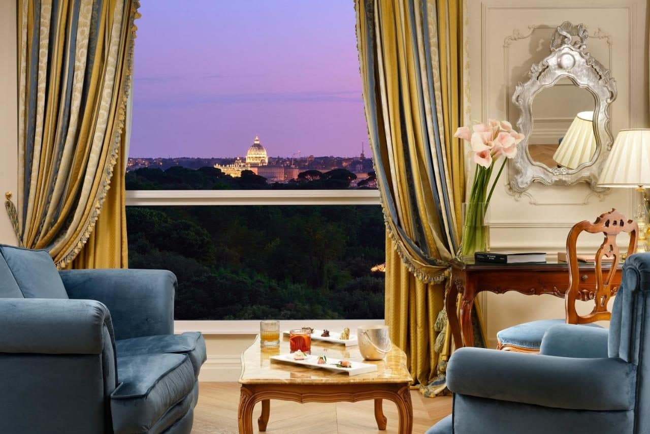 Un salon de suite, vue sur Saint-Pierre. © Parco dei Principi