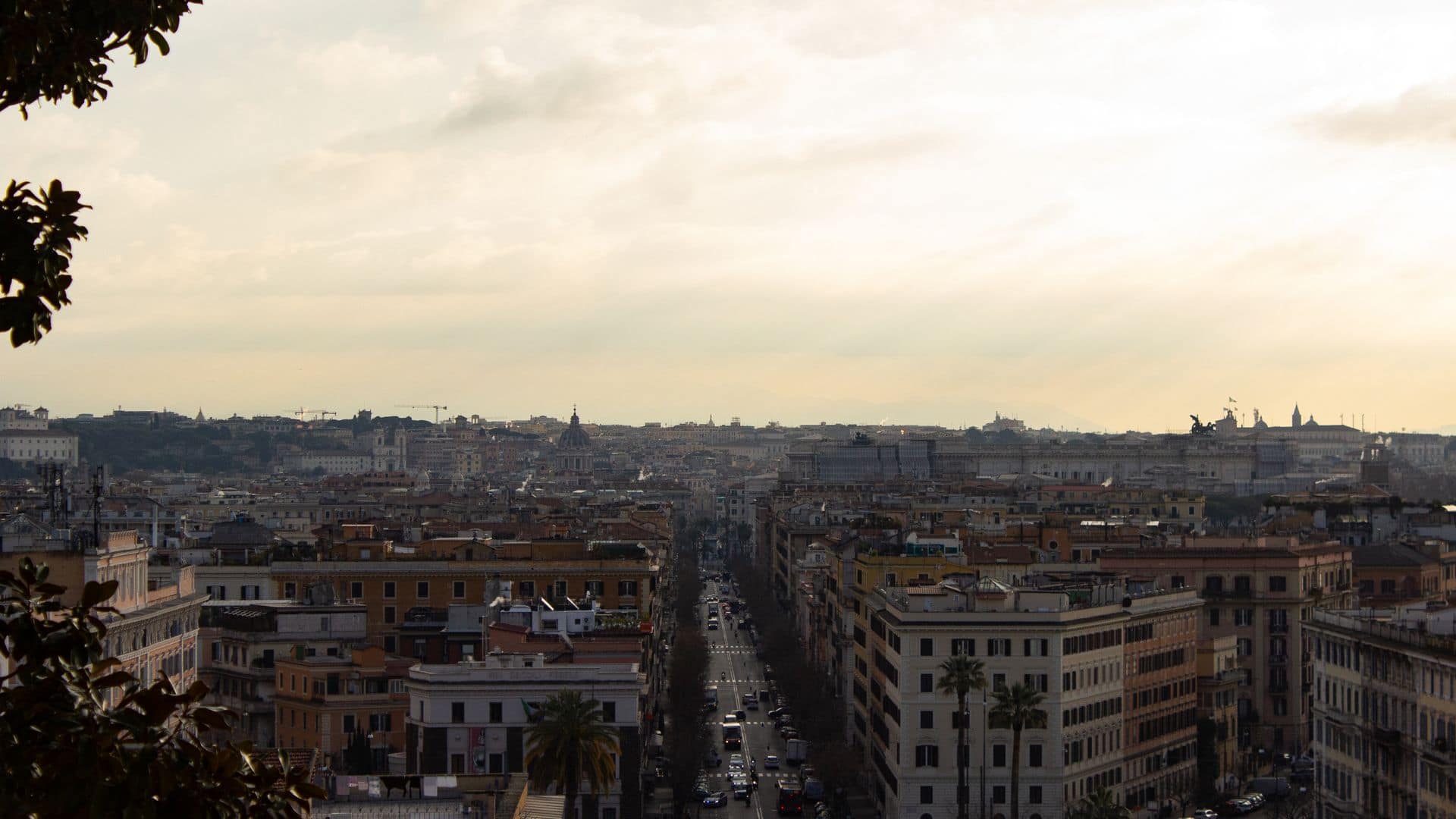 Novembre : ciel changeant sur les toits, la basse saison revient.