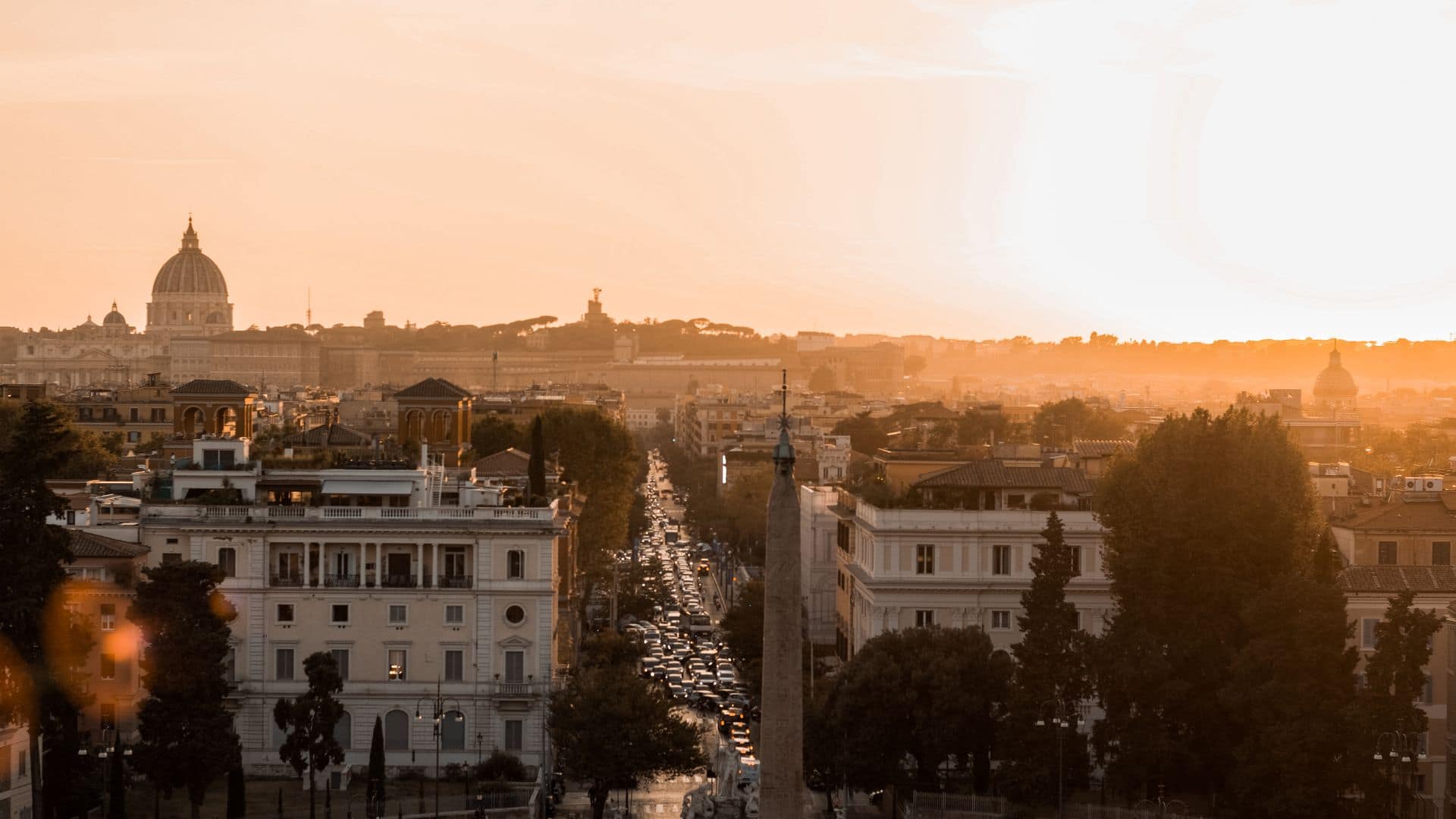 Septembre : la lumière d'été s'adoucit, la ville se vide de la foule d'août.