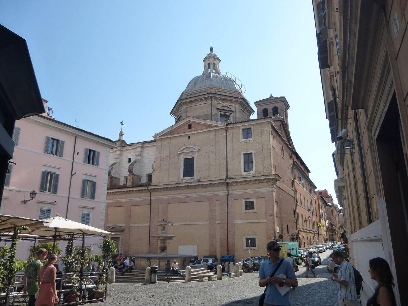 Monti : le plus vieux rione de Rome, un village de tables au pied du Forum.