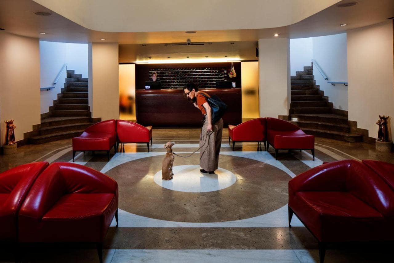 Le lobby et ses fauteuils rouges. © Hotel Ripa Roma