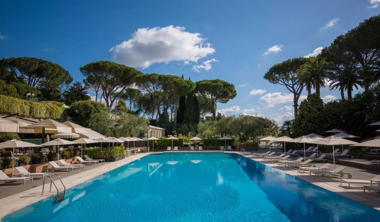 Un bassin bordé de pins parasols. © Rome Cavalieri