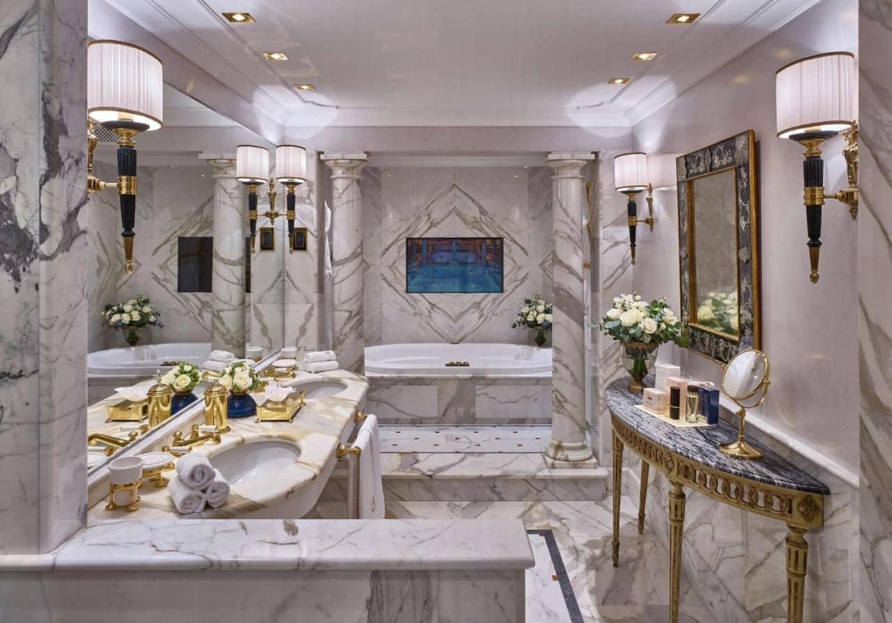 Une salle de bains en marbre. © Rome Cavalieri