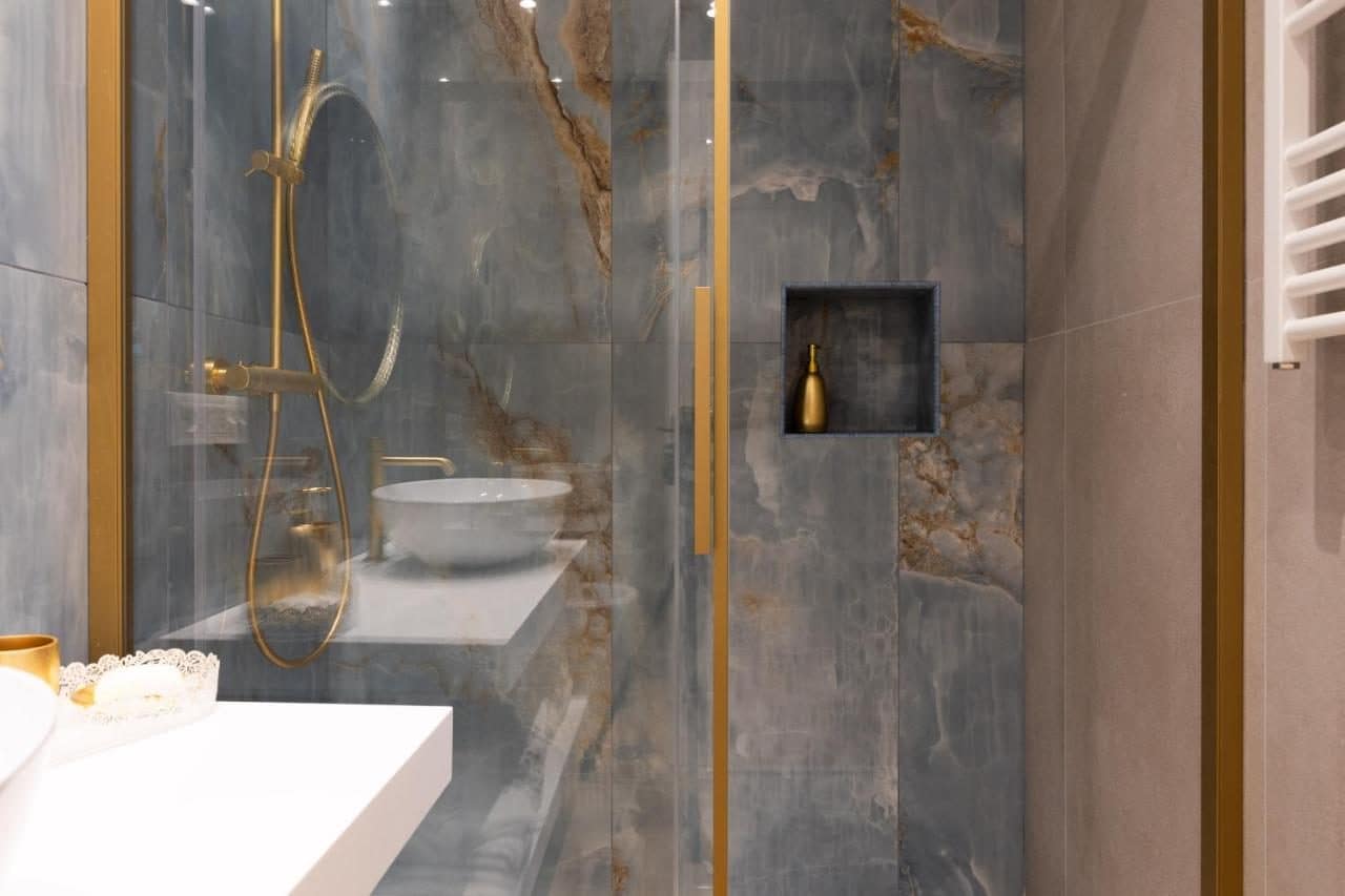 Une salle de bains en marbre. © RomeInSuite