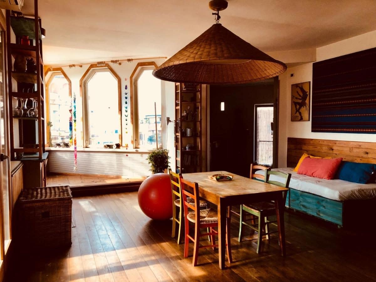 Le séjour, décor coloré. © San Saba Rooftop Garden