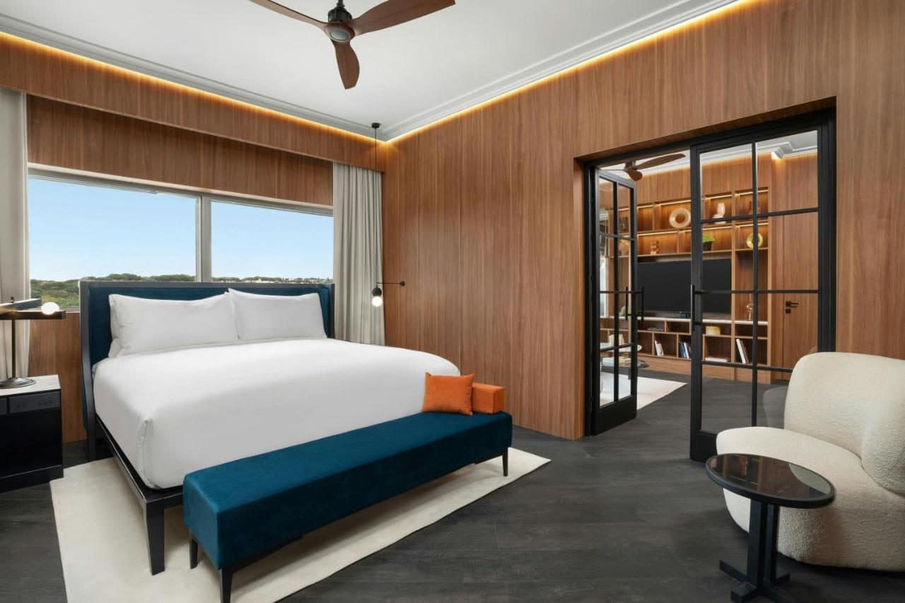 Une chambre, bois et lignes sobres. © Cardo Roma, Autograph Collection