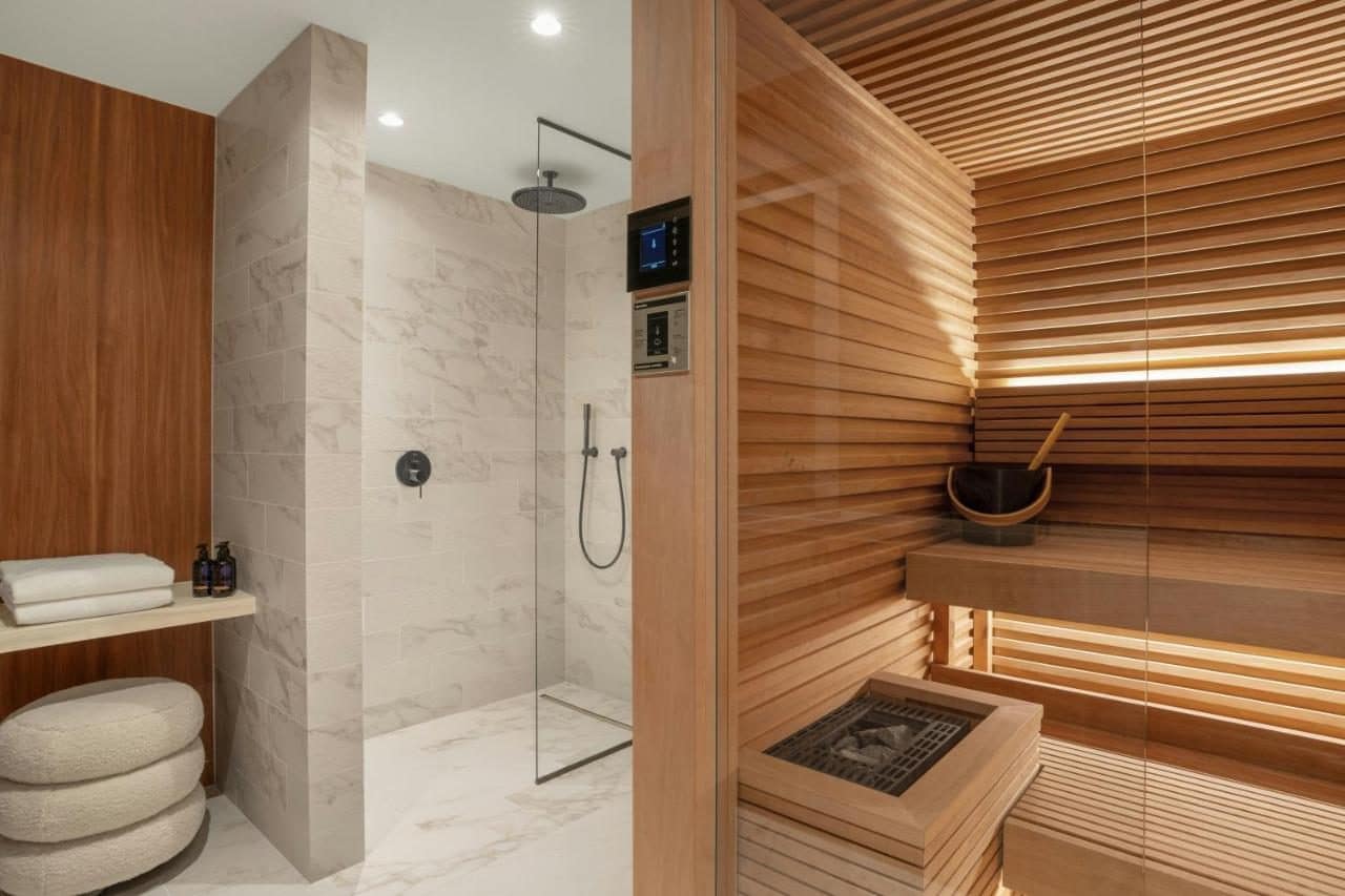 Salle de bains et sauna privatif. © Cardo Roma, Autograph Collection