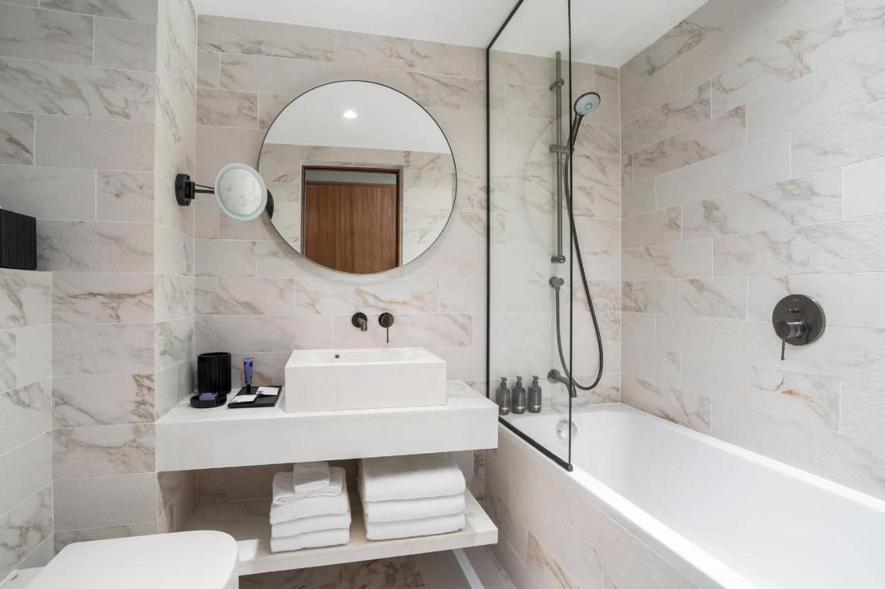 Une salle de bains en marbre. © Cardo Roma, Autograph Collection