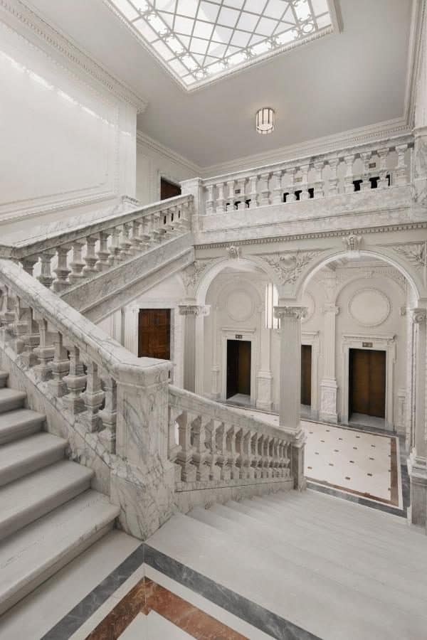 L'escalier de marbre du palais restauré. © Six Senses Rome