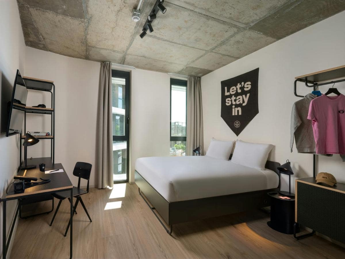 Une chambre, béton brut et grandes fenêtres. © The Social Hub Rome