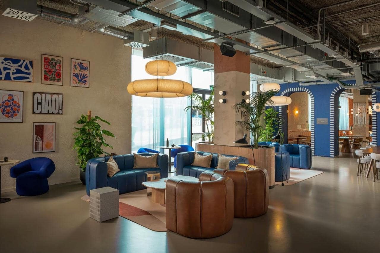 Le lobby-salon, contemporain et coloré. © The Social Hub Rome