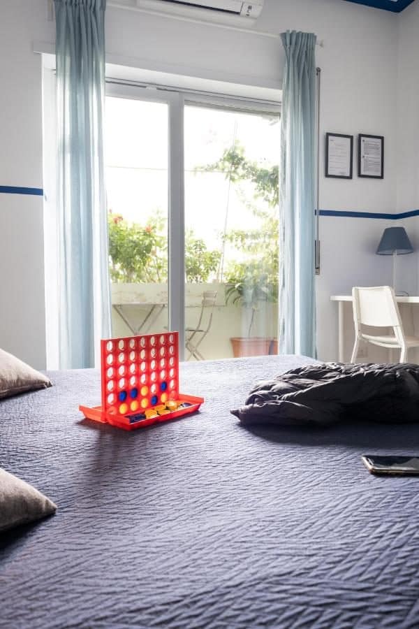 Une chambre avec balcon. © Take It Easy Roma Guest House