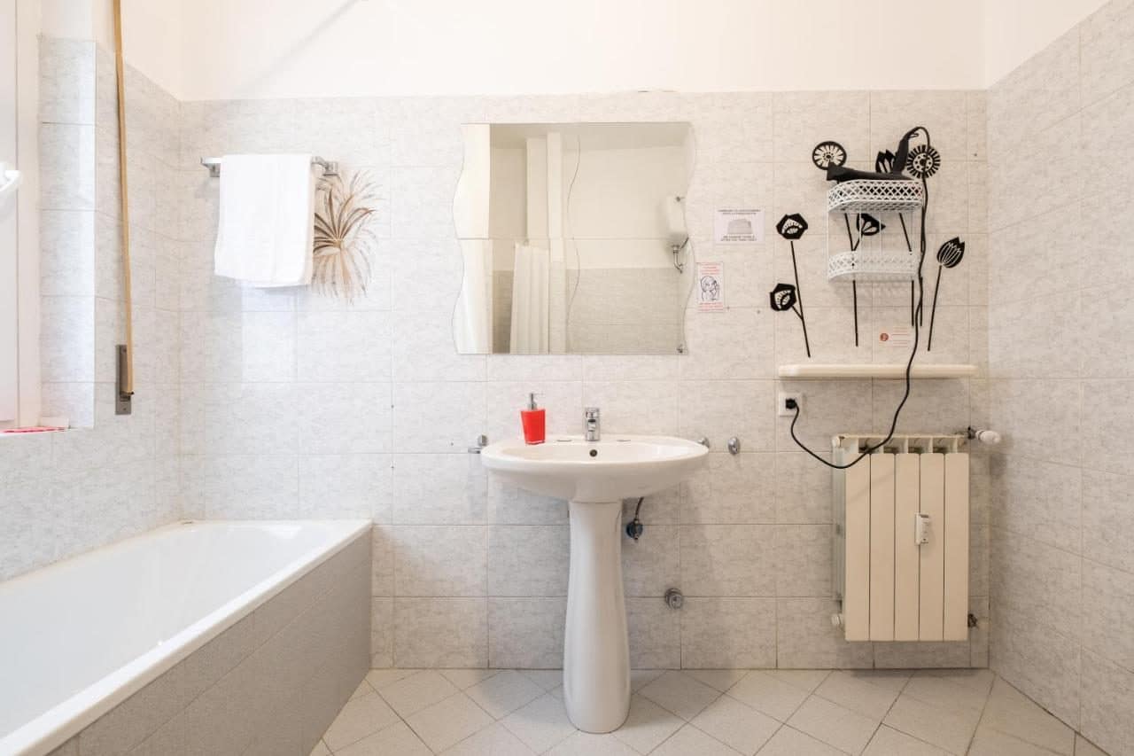 Une salle de bains. © Take It Easy Roma Guest House