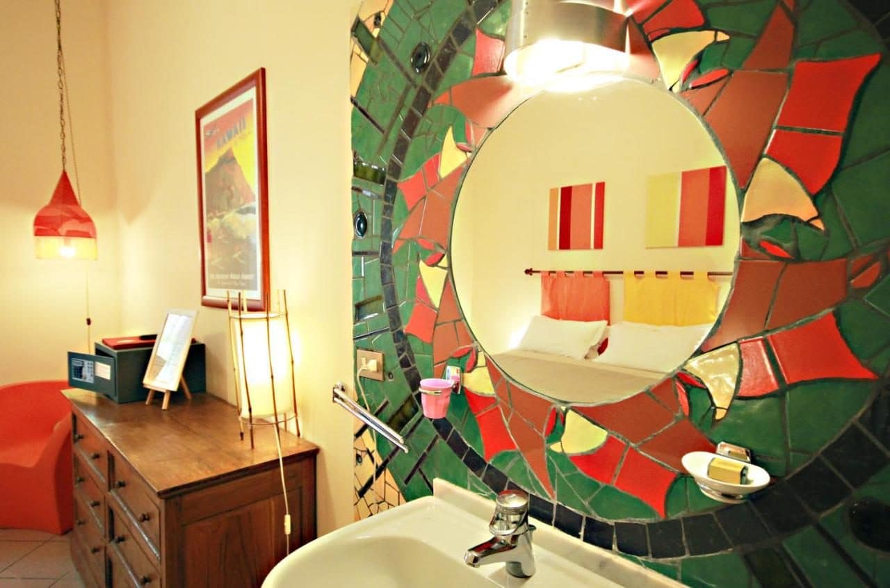 Une salle de bains, miroir en mosaïque. © The Beehive Hostel
