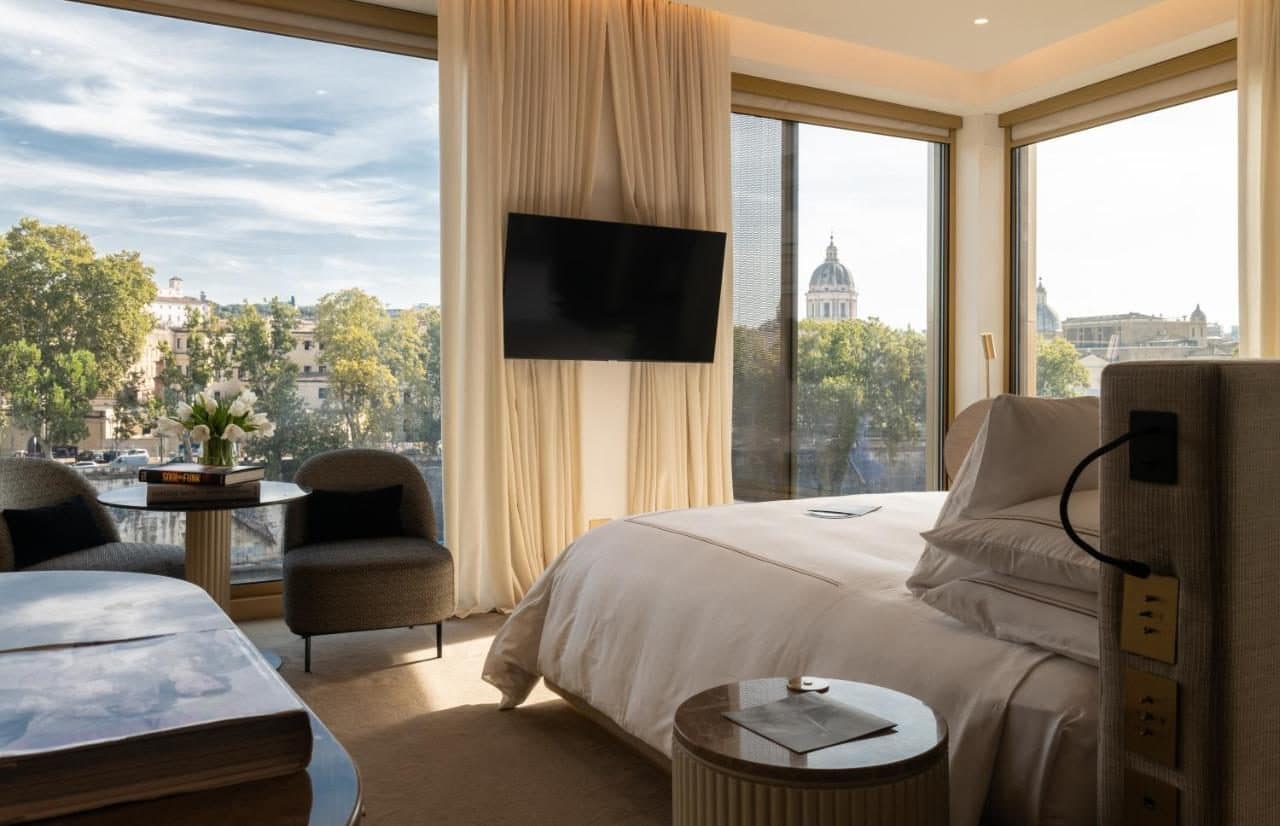 Une chambre, vue sur la ville. © The First Musica