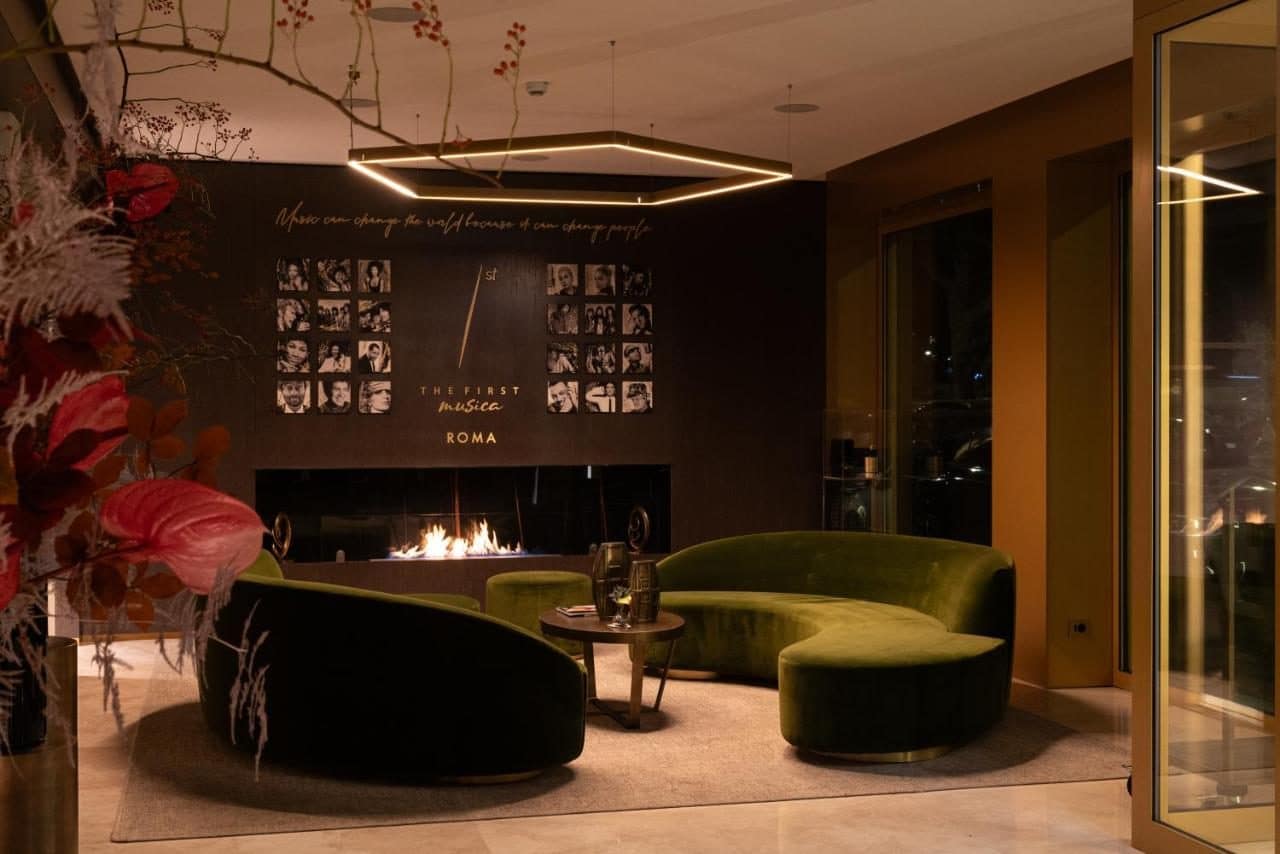 Un salon, cheminée et velours. © The First Musica