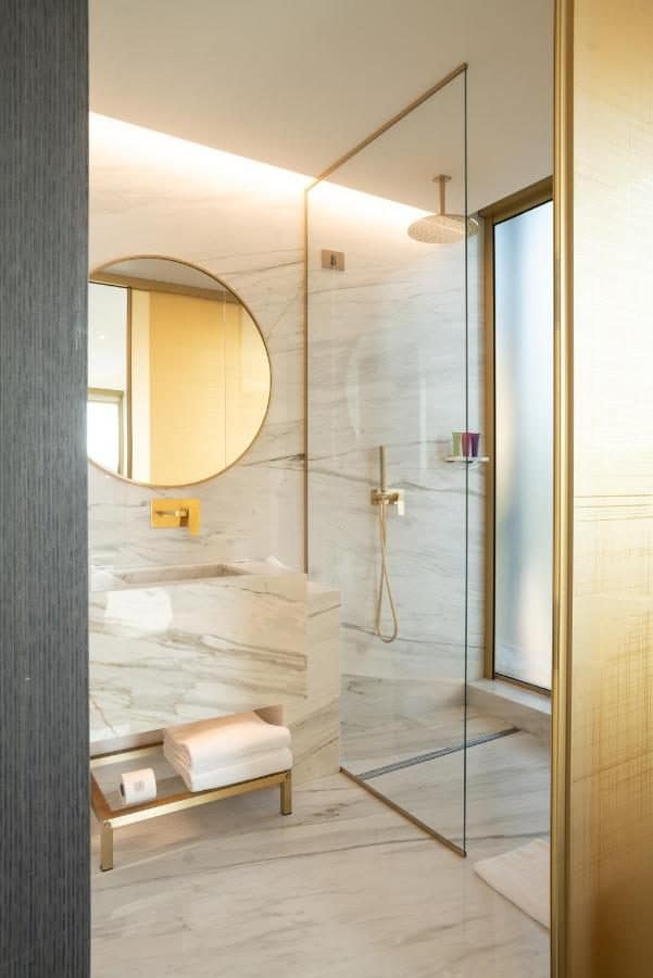 Une salle de bains en marbre. © The First Musica