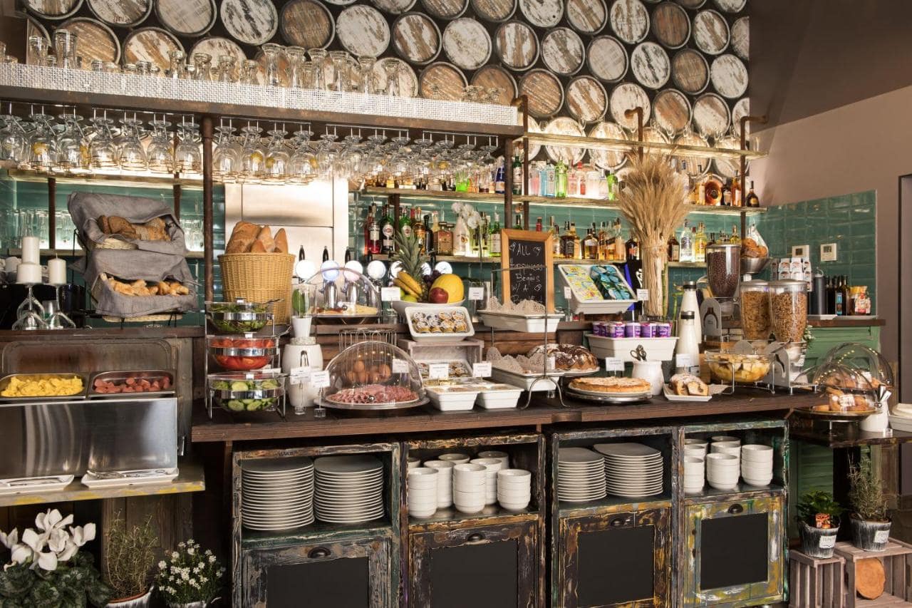 Le bar et le petit-déjeuner buffet. © The RomeHello