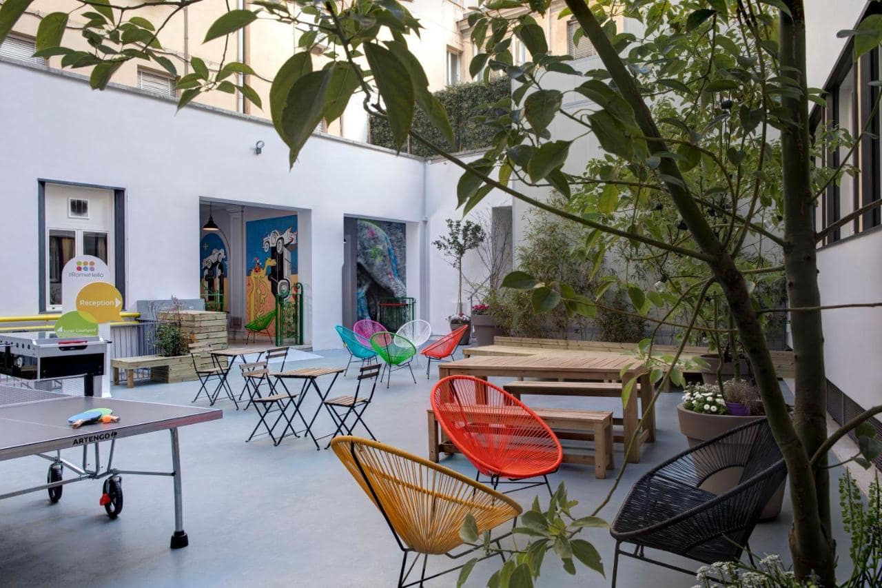 La cour de jour, cœur social de l'auberge. © The RomeHello