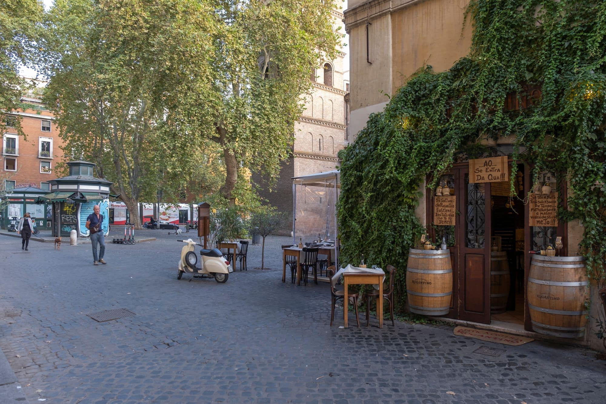Une Vespa d'époque dans une ruelle du Trastevere.
