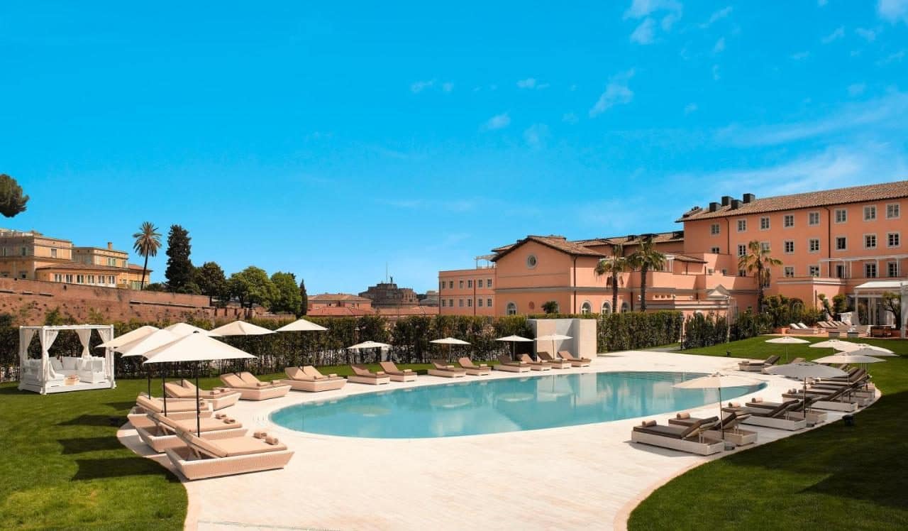 Le bassin et ses transats. © Villa Agrippina, Gran Meliá