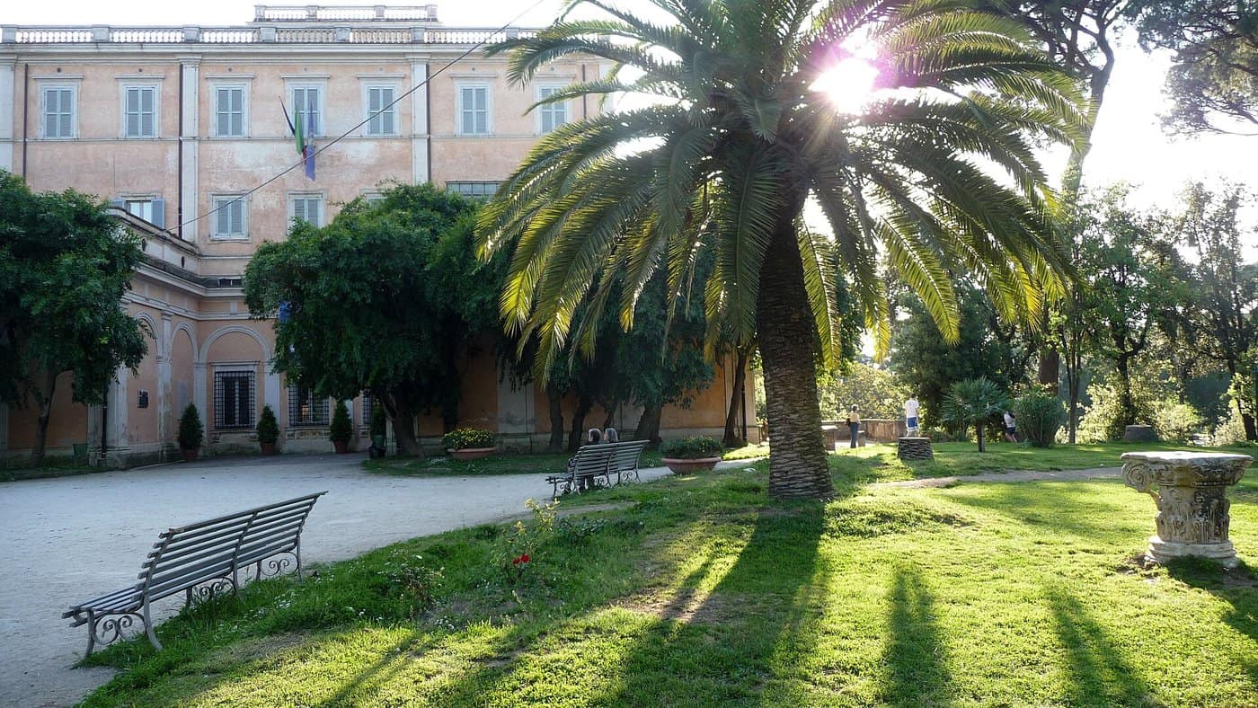 La villa Celimontana : son obélisque égyptien, la Villa Mattei et les allées de pins du mont Caelius.