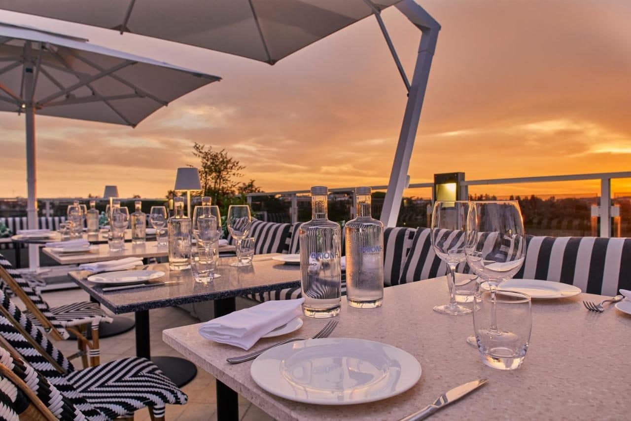 Le restaurant en terrasse, au coucher du soleil. © Hotel Villa Pamphili Roma