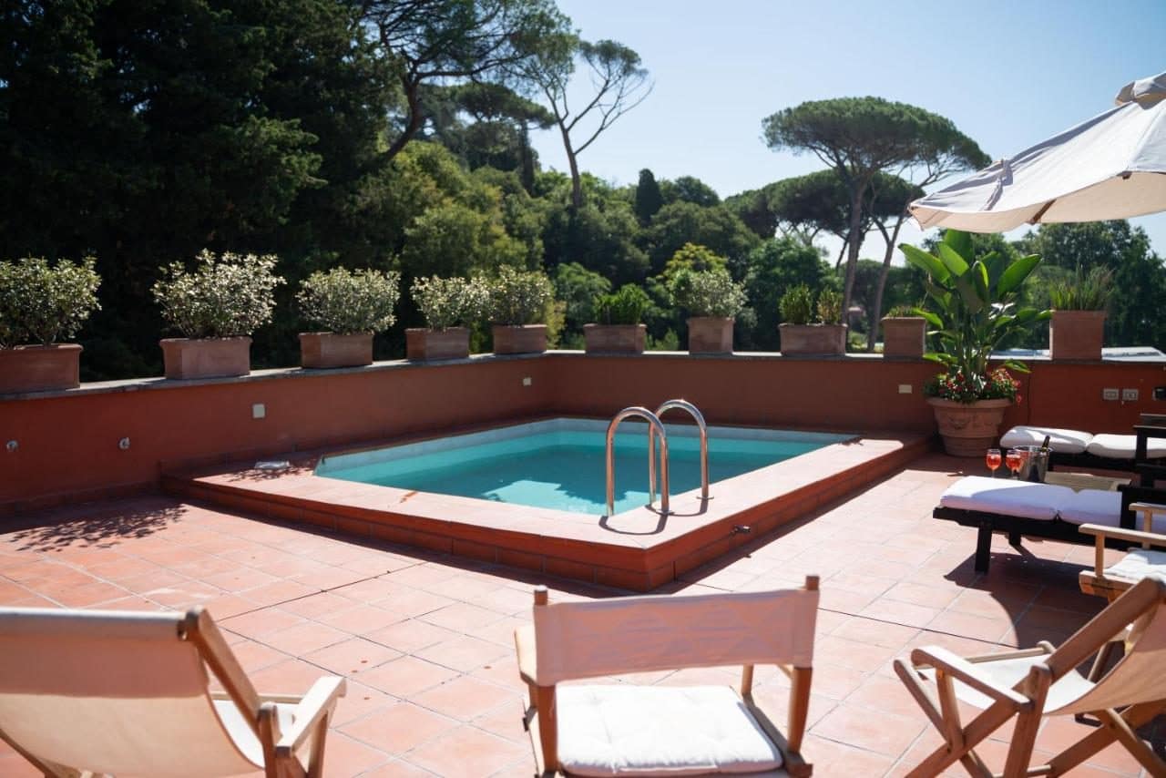 Le bassin et les pins parasols. © Villa Terme di Caracalla