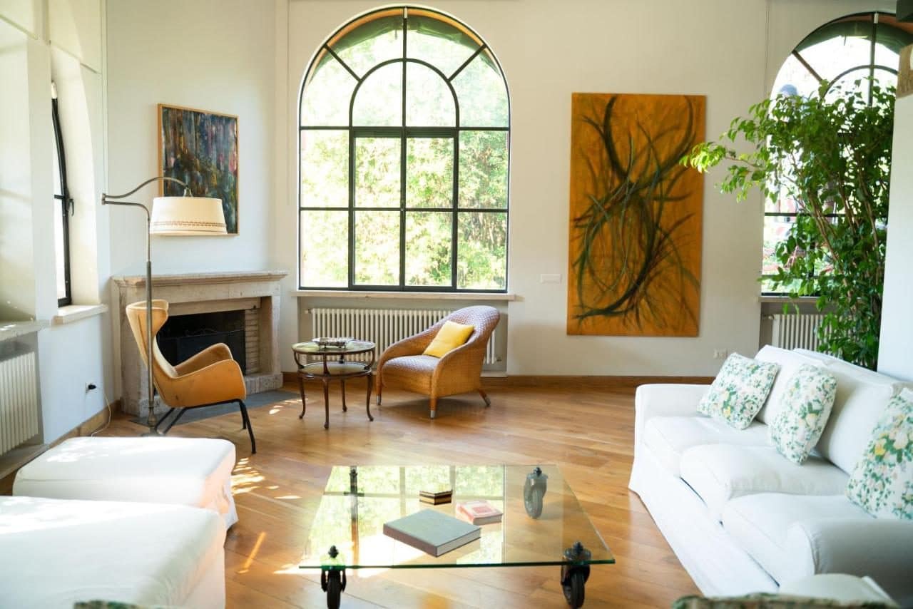 Un salon, ouvert sur la verdure. © Villa Terme di Caracalla