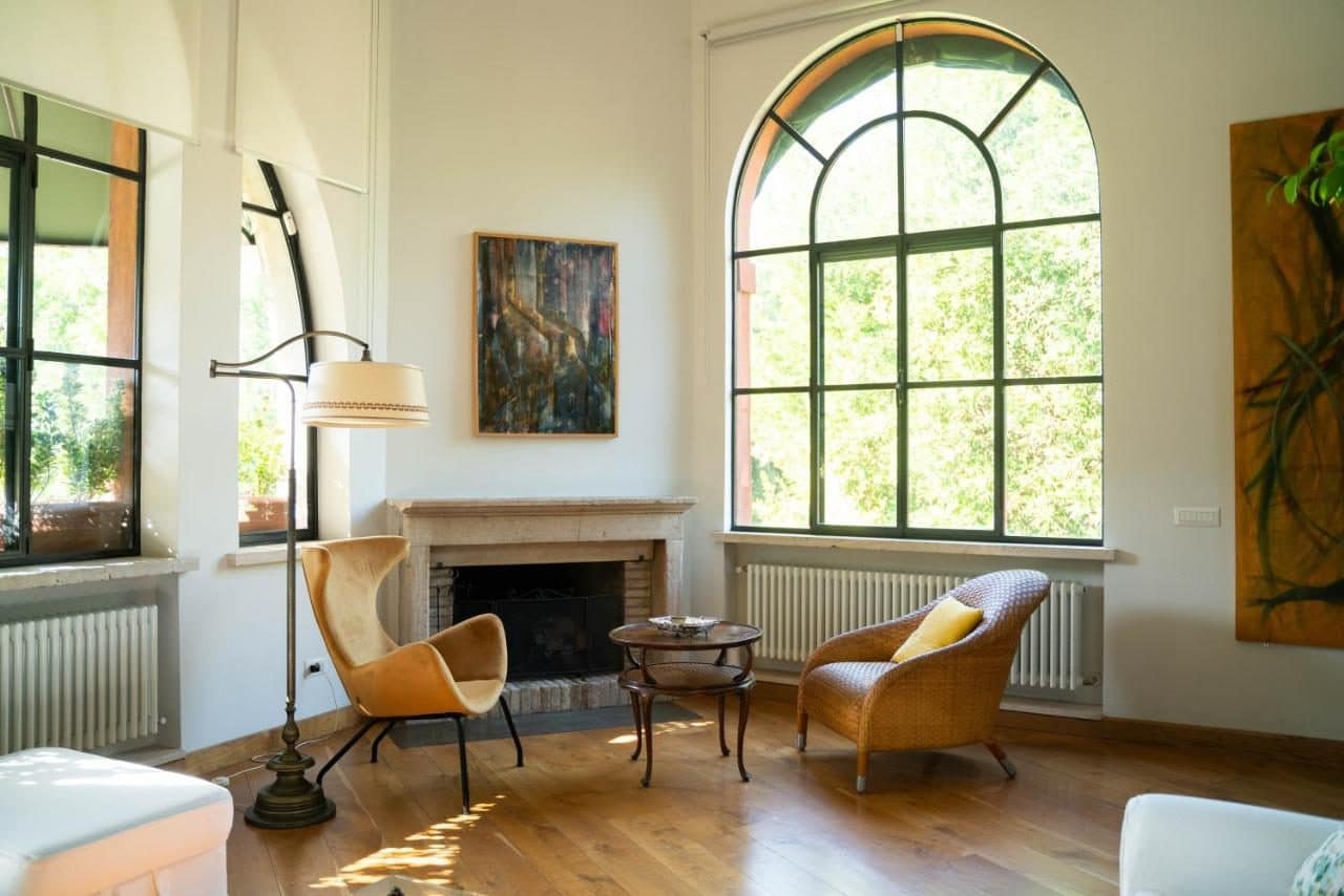 Un salon et sa cheminée. © Villa Terme di Caracalla